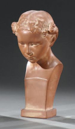 EUGENE D. PIRON (1875-1928) Buste de jeune bacchante
Sculpture.
Épreuve en terre...
