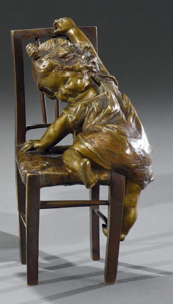 Juan CLARA AYATS (1875-1958) Fillette grimpant sur une chaise.
Sculpture.
Bronze...