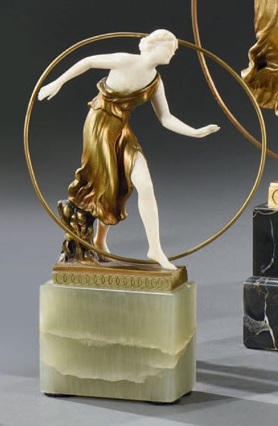 GEORGES MORIN (1874-1950) Femme au cerceau
Sculpture chryséléphantine.
Épreuve en...
