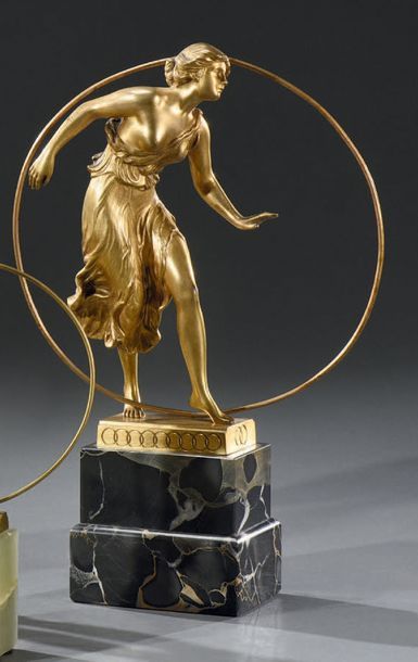 GEORGES MORIN (1874-1950) Femme au cerceau
Sculpture.
Épreuve en bronze doré.
Fonte...