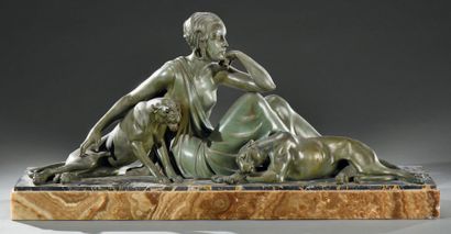 Armand GODARD (XIXe-XXe) Femme aux panthères
Groupe sculpté.
Épreuve en régule patiné...