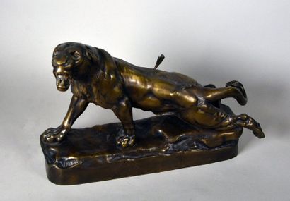 Charles VALTON (1851-1918) Lionne blessée
Sculpture.
Épreuve en bronze patiné médaille.
Fonte...