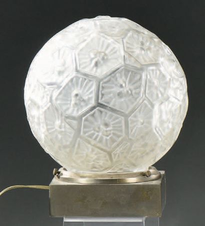 TRAVAIL ART DECO Veilleuse
Le globe en verre soufflé-moulé aux motifs floraux stylisés...