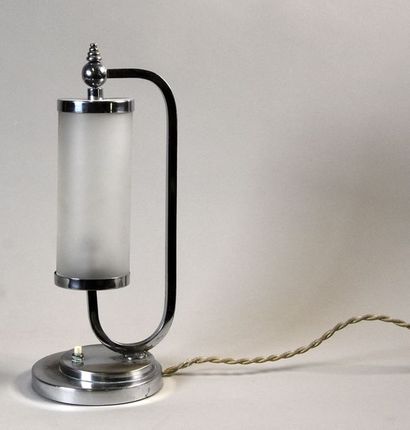 TRAVAIL MODERNISTE des ANNÉES 1930/50 Lampe d'appoint.
La monture en métal chromé,...