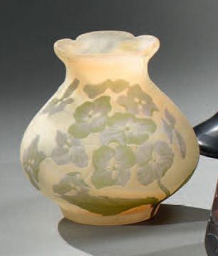 Établissements GALLÉ (1904-1936) Hortensias
Vase pansu à col corolle évasé.
Épreuve...