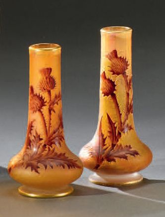 DAUM Nancy Chardons
Paire de vases oignon.
Épreuves en verre multicouche aux décors...
