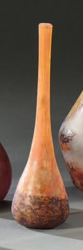 DAUM Nancy Berluze formant vase soliflore.
Épreuve en verre marmoréen brun nuancé...