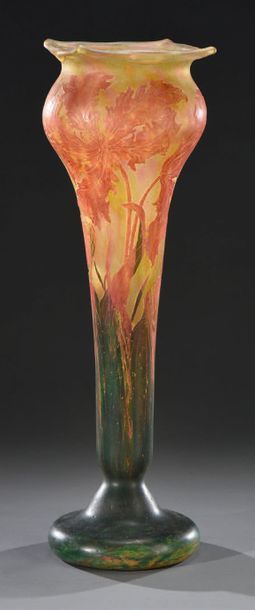 DAUM Nancy Oeillets superbes
Vase cornet sur piédouche; la partie haute bulbeuse...