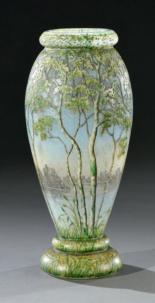 DAUM Nancy Paysage lacustre aux bouleaux
Vase ovoïde reposant sur une base à double...