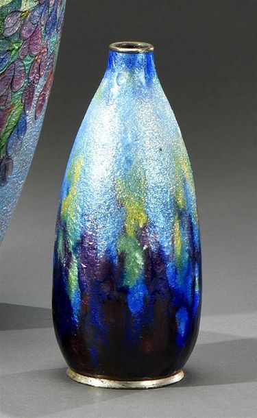 Alexandre MARTY (1876-1943) à Limoges Vase bouteille de forme fuselée
Épreuve en...
