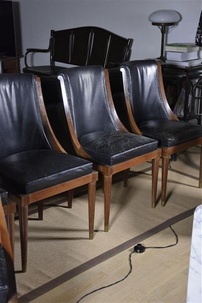 Travail des années 1930 Suite de six élégantes chaises en acajou; les dossiers de...