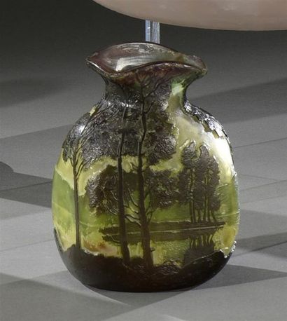 François-Théodore LEGRAS (1839-1916) Paysage lacustre arboré
Vase gourde méplat à...