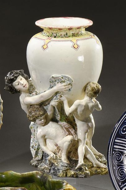 Manufacture SANSEBASTIANO e MORENO Genova Majolica allegoria
Important vase de type...