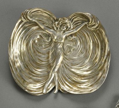 TRAVAIL ART NOUVEAU Loïe Fuller
Vide-poches.
Épreuve en bronze argenté.
L. 20 cm...
