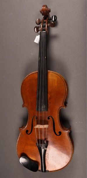 null Violon 3/4 fait vers 1900. Très bon état. Etiquette Stradivarius. Fond une pièce...