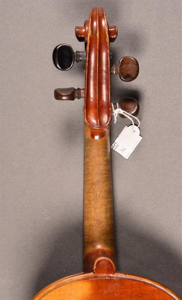 null Violon 3/4 fait vers 1900. Très bon état. Etiquette Stradivarius. Fond une pièce...