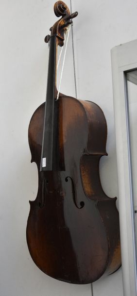 null Violoncelle français fin du XIXème siècle, portant l'étiquette de STRADIVARIUS....