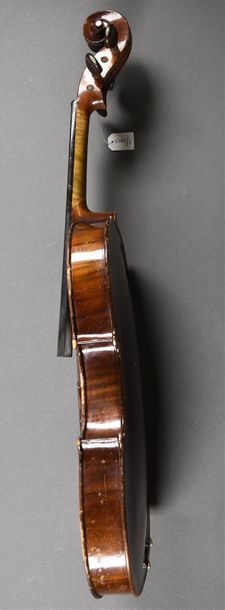 null Violon 3/4 portant une étiquette Stradivarius des ateliers Laberte. Cassures...