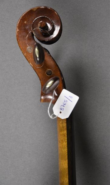null Violon 3/4 portant une étiquette Stradivarius des ateliers Laberte. Cassures...