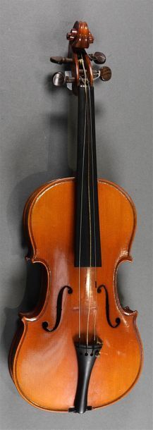 null Violon 3/4 français début XX ème, avec étiquette Stradivarius. Très bon état....