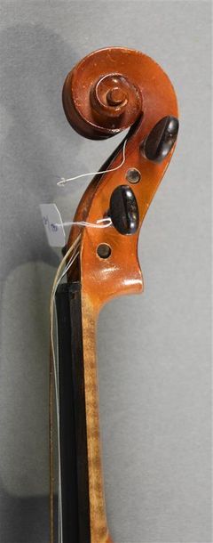 null Violon 3/4 français début XX ème, avec étiquette Stradivarius. Très bon état....