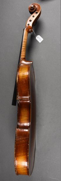 null Violon Mirecourt vers 1930 en copie de Stradivarius. Touche en ébène. Manquent...