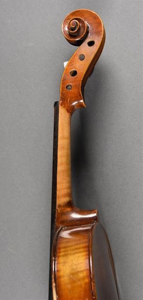 null Violon Mirecourt vers 1930 en copie de Stradivarius. Touche en ébène. Manquent...