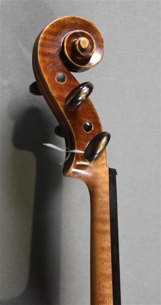 null Violon anonyme fait vers 1930. Vernis retouché. Fond 359 mm. Avec boîte