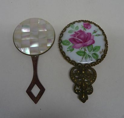 null Lot de deux miroirs ronds de poche: - l'un en métal doré et médaillon de porcelaine...