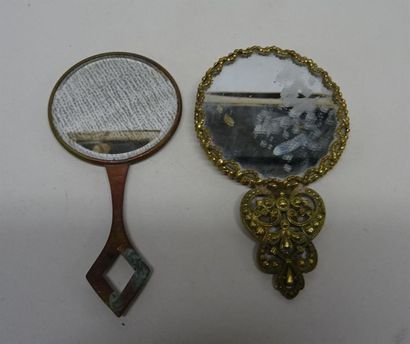 null Lot de deux miroirs ronds de poche: - l'un en métal doré et médaillon de porcelaine...
