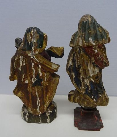 null Deux statuettes en bois polychrome et or représentant la Saint Vierge et la...