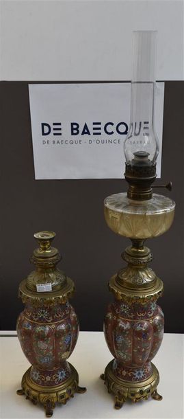 null Paire de lampes à pétrole, le corps à grosses côtes en émaux cloisonnés à décor...