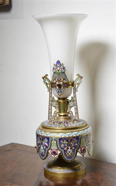 null Dans le goût de Barbedienne Vase cornet en verre opalin présenté sur une base...