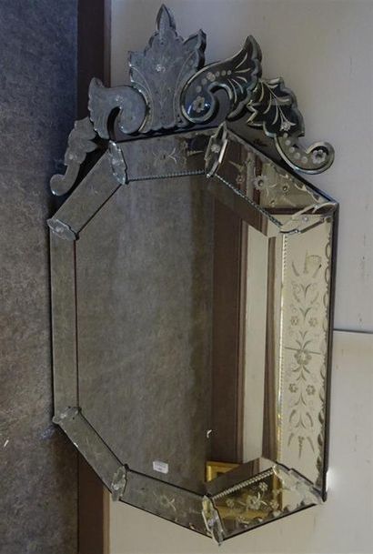 null Miroir de Venise hexagonal, le pourtour gravé de fleurettes, fronton de feuillages...