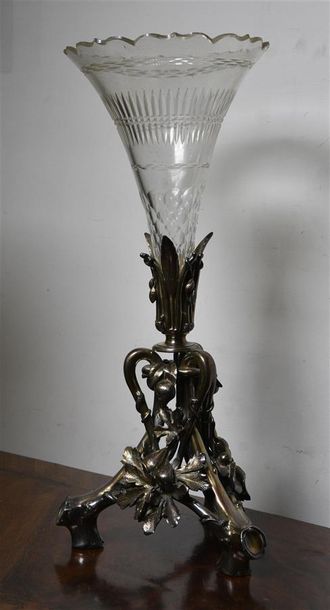 CHRISTOFLE Important vase cornet, la partie basse en bronze argenté à décor de figues...