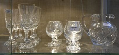 BACCARAT 
Lot de six verres à pieds en cristal taillé de deux tailles différentes....