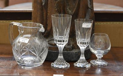 BACCARAT 
Lot de six verres à pieds en cristal taillé de deux tailles différentes....