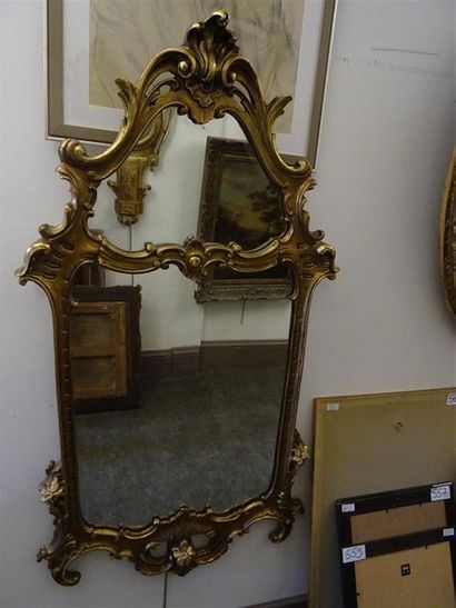 null Miroir en bois et stuc doré de forme ovale chantournée de style Louis XV H....