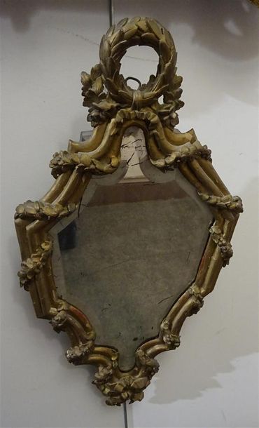 null Miroir en bois et stuc doré de forme ovale chantournée de style Louis XV H....