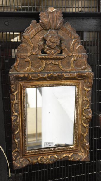 null Miroir en bois sculpté et doré De style Louis XV H. 57 cm Accident