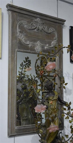 null Trumeau à miroir dans un encadrement en bois sculpté d'un motif feuillagé Style...
