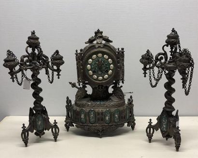 null Garniture de cheminée en bronze désargenté et plaque en porcelaine à décor de...