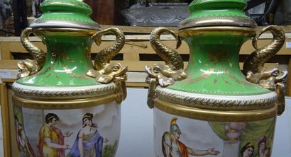null Paire d' importants vases balustre en porcelaine polychome et or à décor de...
