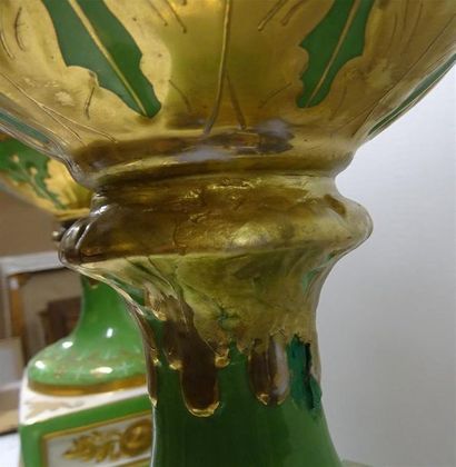 null Paire d' importants vases balustre en porcelaine polychome et or à décor de...