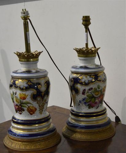 null Paire de lampes en porcelaine de Bayeux à décor de bouquets dans des réserves....