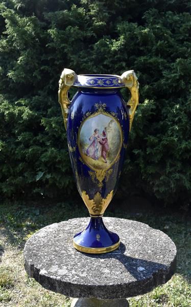 null Un grand vase en forme d’amphore sur piédouche, en porcelaine à fond gros bleu...