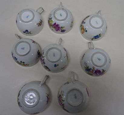 MEISSEN Suite de huit tasses en porcelaine à décor polychome de bouquets fleuris,...