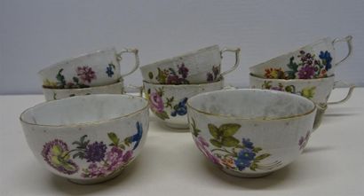 MEISSEN Suite de huit tasses en porcelaine à décor polychome de bouquets fleuris,...