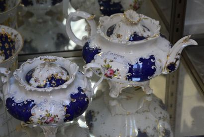 null Un service à thé en porcelaine de Paris à riche décor polychrome et or de fleurs...