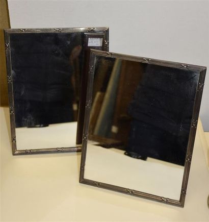 null Deux miroirs rectangulaires, le cadre en argent à filets et rubans croisés Minerve,...
